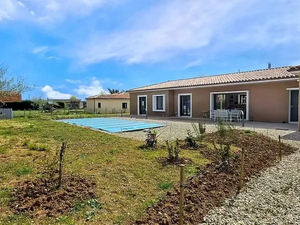 Maison T5 de plain pied avec piscine et garage sur parcelle de 1390m2.