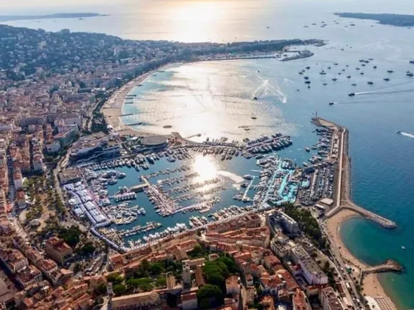 CANNES CENTRE PROCHE CROISETTE LOCAL DE 65m2 50 COUVERTS SUD