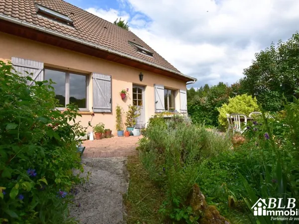 78690 LES ESSARTS LE ROI Charmante maison de 6 pièces sur u