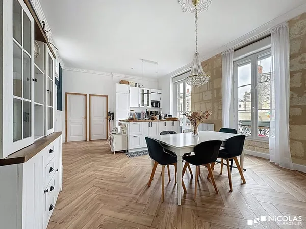 Appartement de charme à proximité immédiate du Jardin Public