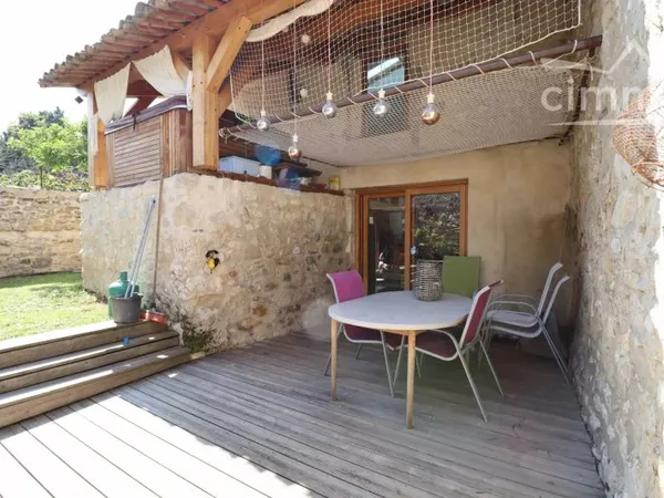 Maison de village avec dépendances louées