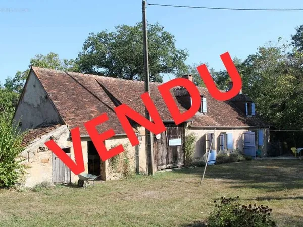 VENDU - Louroux Bourbonnais - Fermette avec grange située au calme sur +/- 2.2 hectares