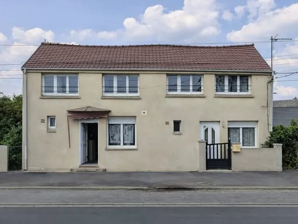 Une maison séparée en deux locations (beau potentiel) à Maubeuge