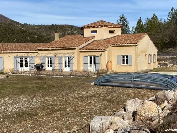 EXCEPTIONNELLE MAISON D'ARCHITECTE AU COEUR DE LA VALLÉE DU TOULOURENC