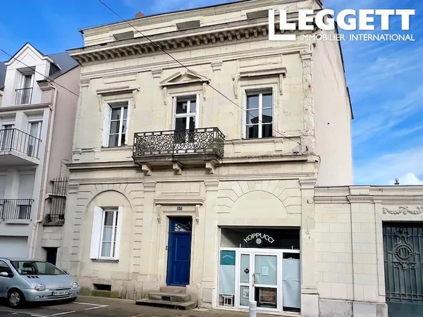 Maison en pierre exceptionnelle avec appartement, commerce et bureaux dans une rue calme au coeur de