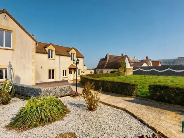 BELLE MAISON FAMILIALE, AVEC DE BEAU VOLUME ET PISCINE -NOGENT