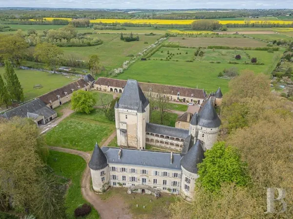 En région Centre Val de Loire, dans un parc clos de 35 ha avec un étang un château classé Mh et ses