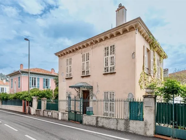 EXCLUSIVITE - MAISON D'EPOQUE AU CENTRE DE VILLEFRANCHE-SUR-