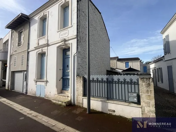 MAISON COEUR DE VILLE AVEC COUR A 300 M DE LA PLAGE