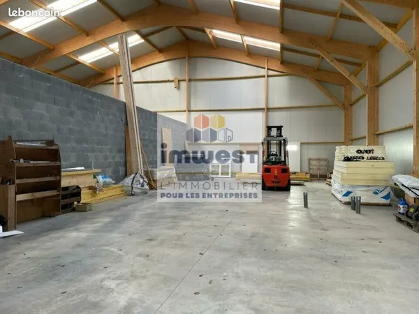 LOCAL D'ACTIVITE 200 m² BREAL-SOUS-MONTFORT