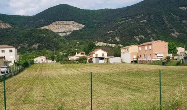 Terrain constructible 345 m² - Cruas