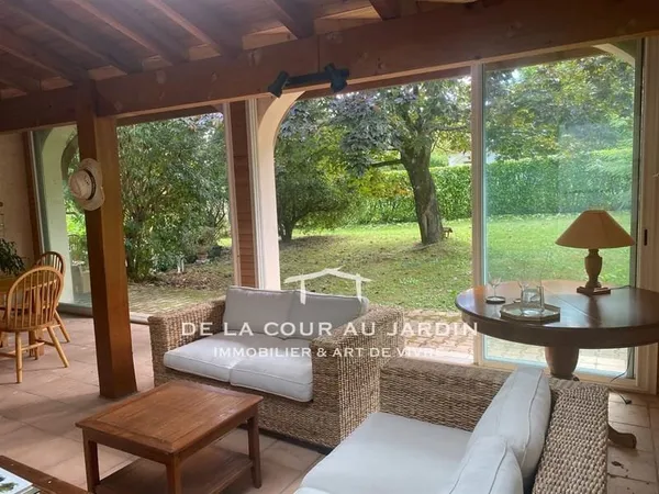 Maison de plein-pied et son jardin d'hiver