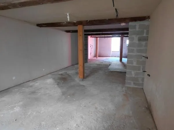 Grand espace de stockage - env. 90 m² - Orthez