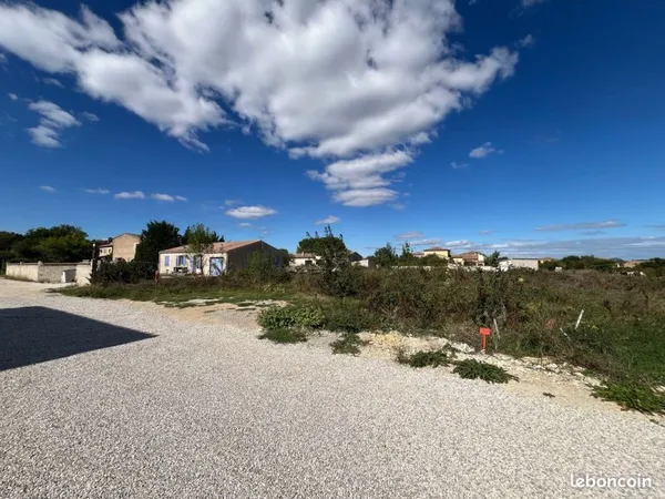 Terrain constructible viabilisé 240 M2