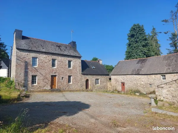 Corps de ferme avec 3 Maisons - Garage + terrain