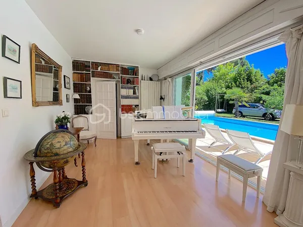 Maison 8 pièces 215 m²