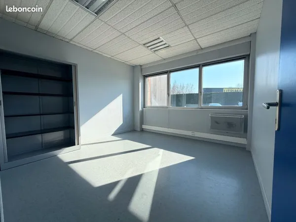 À louer 250 m2 bureaux/services avec parkings privatifs