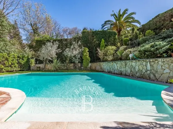 MOUGINS - JOLIE BASTIDE PROVENÇALE - DOMAINE SÉCURISÉ