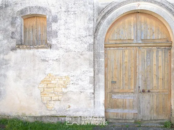 Majestueux presbytère en pierre : une page blanche au cachet historique