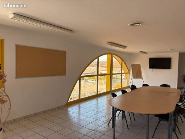 À louer - Bureaux/ Salle de réunion/ Espace professionnel avec entrée indépendante