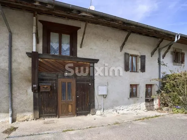 Maison mitoyenne à rénover avec grand potentiel