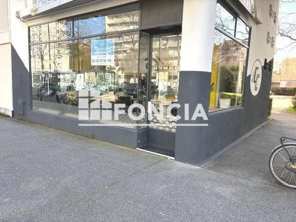 Location - Local commercial - 52 m² - 10 200 €/an HC HT -