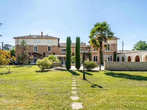 Propriété de 530 m² , idéal 2 ou 3 logements, entre Chasselay et Anse