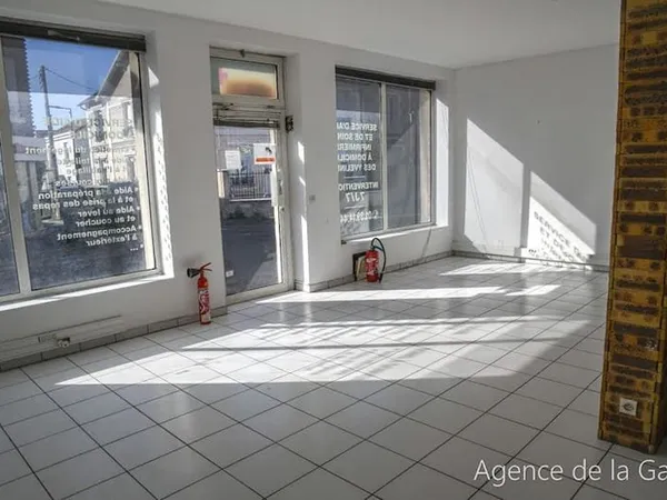 Local 8 pièces 180 m²