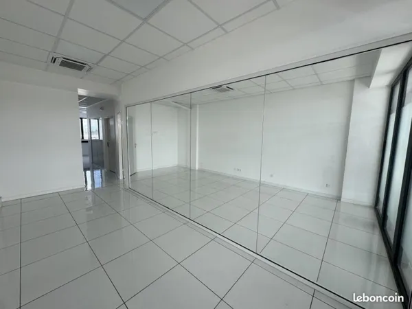 Bureaux institut de beauté 128 m²