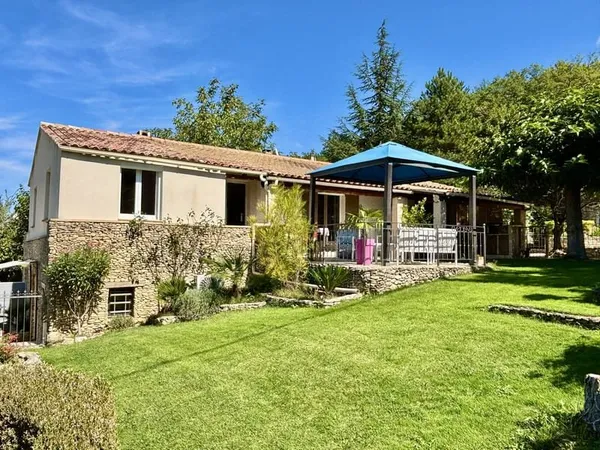 VILLA PROCHE DU CENTRE AVEC PISCINE, GARAGE et GÎTE