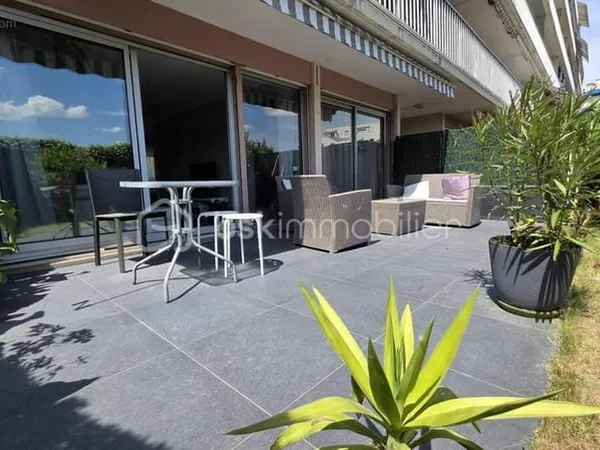 Appartement F3 - 75 m2 - jardin - cave - box privatif - vue LAC