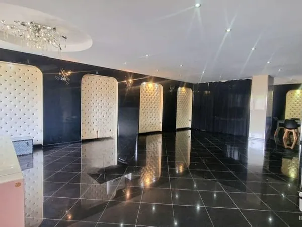 Local commercial 330 m²
