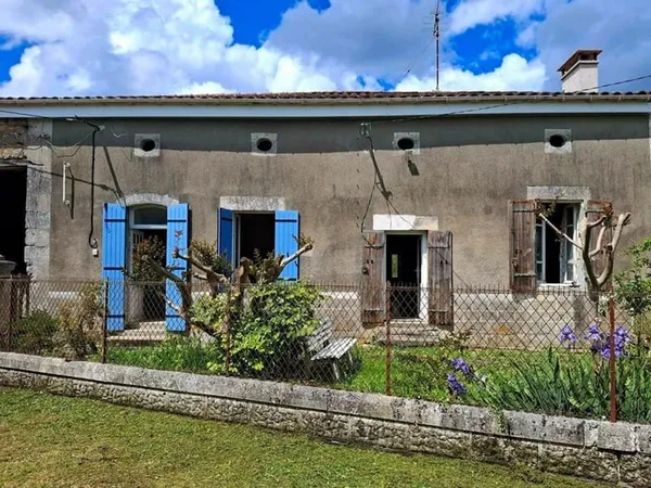 Maison de campagne à rénover - 120 m², 3 chambres, 1,8 ha de terrain avec chai à Saint-Palais-de-Nég