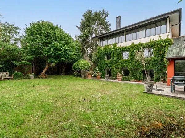 Charme Fou pour cette Maison d'Architecte avec beau jardin arb