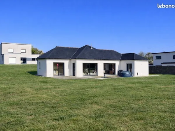Plain-pied moderne 120 m² avec terrain de 1 739 m² à Locunolé