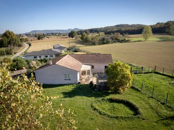 EXCLUSIVITÉ - Coup de cœur assuré – Maison familiale de plain-pied aux beaux volumes et au cadre pai