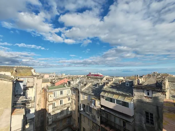 Appartement T3 - 65 m2 - Combles et Toit terrasse - Centre ville de Bastia