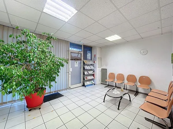 Manosque, Bureaux avec cave et places de parking couverte