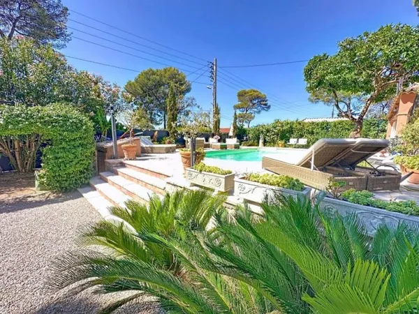 Mougins - Villa de caractère 370 m² au coeur d'un écrin de verdu
