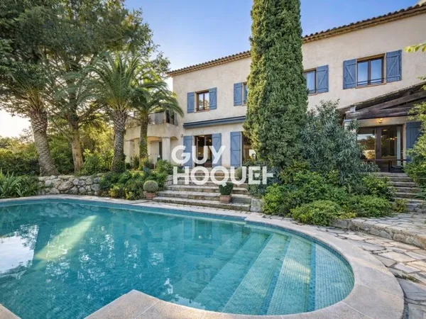 Maison à vendre à Grasse - 6 pièces avec piscine