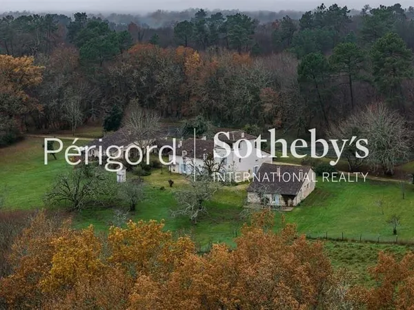 Propriété de 700m² habitables avec piscine, terrain de tennis, é