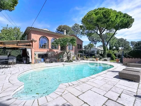Superbe maison de 370 m² avec piscine à Mougins