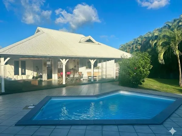 Superbe villa avec piscine dans résidence privée sécurisée, BAIE MAHAULT (971)
