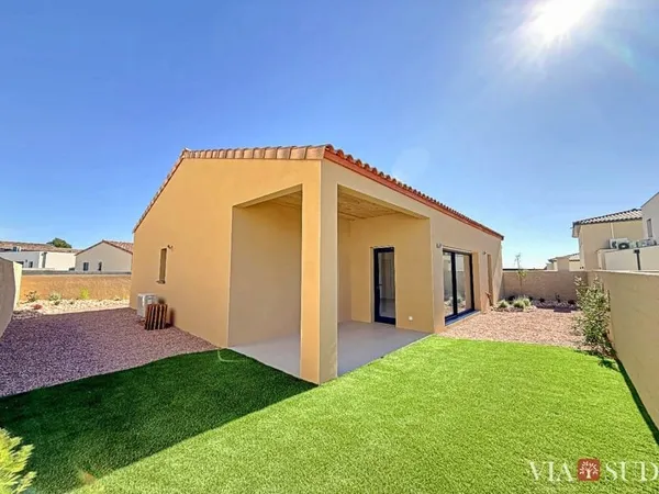 Vendres - Maison neuve de plain-pied, 3 chambres, deux salles d'eau, garage et jardin paysagé.