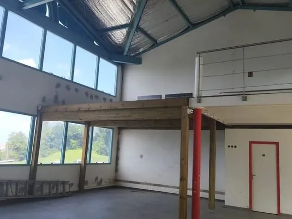À LOUER : Local Commercial avec Mezzanine - Emplacement Premium