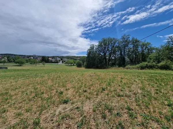 Nadaillac Terrain constructible de 1.2 Hectare