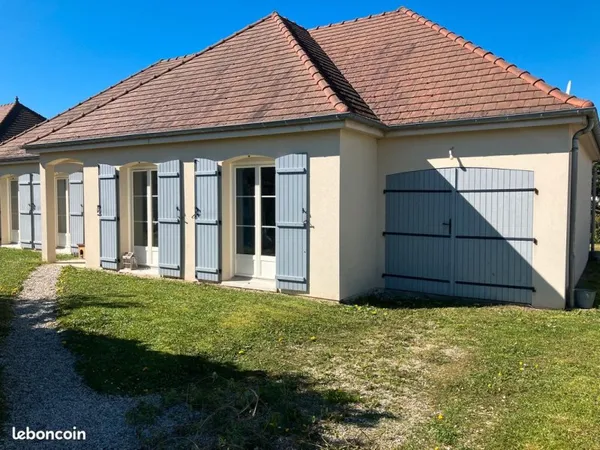 Maison récente de plain pied avec grand terrain et garage