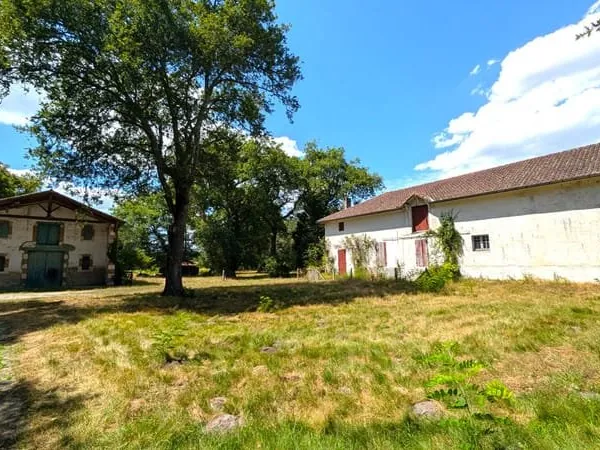 Superbe propriété de deux bâtiments sur 2.7Ha d'airial et pré