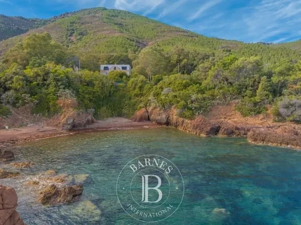 SAINT-RAPHAËL - PROPRIÉTÉ EN BORD DE MER À RÉNOVER
