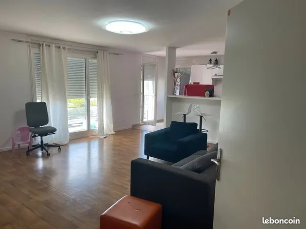 Grand salon et grande chambre a. Louer gare Limeil